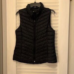 Women’s Old Navy black vest. Good condition!
